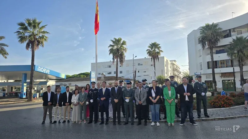 Corporación y representantes de los cuerpos de seguridad posan junto a la bandera