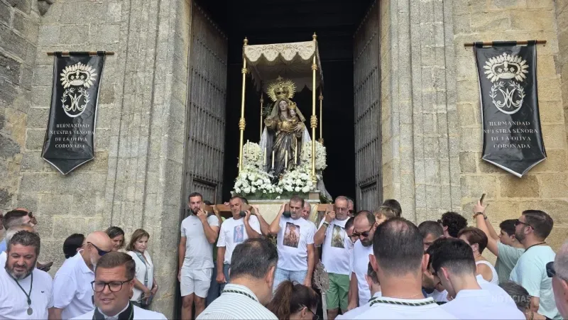 La Virgen de la Oliva regresa a su ermita arropada por cientos de vejeriegos