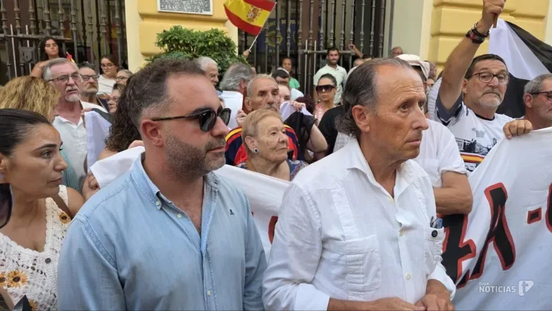 Chiclana se vuelca con Ceuta entre abucheos al alcalde durante la concentración