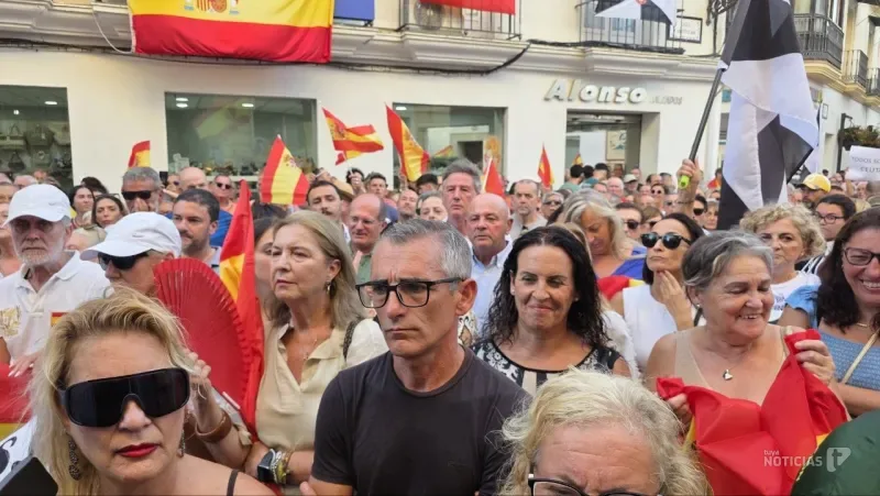 Chiclana se vuelca con Ceuta entre abucheos al alcalde durante la concentración
