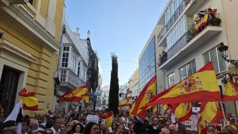 Chiclana se vuelca con Ceuta entre abucheos al alcalde durante la concentración