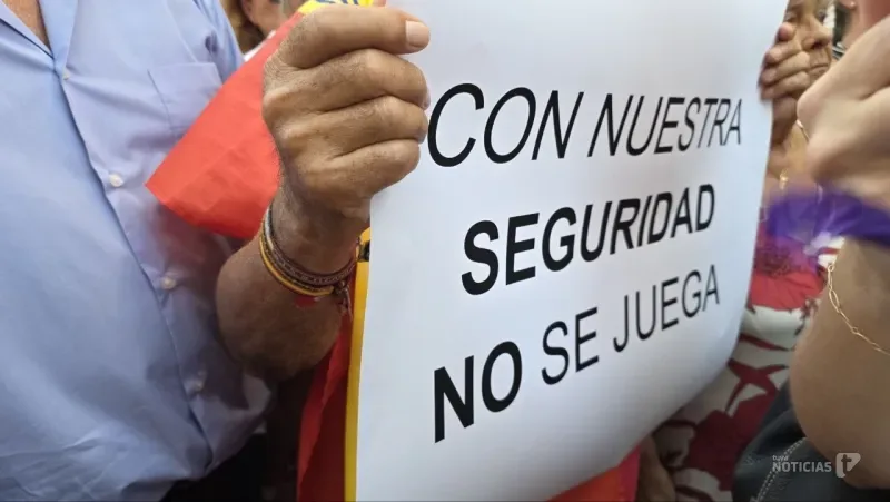 Chiclana se vuelca con Ceuta entre abucheos al alcalde durante la concentración