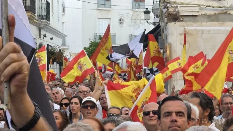 Chiclana se vuelca con Ceuta entre abucheos al alcalde durante la concentración