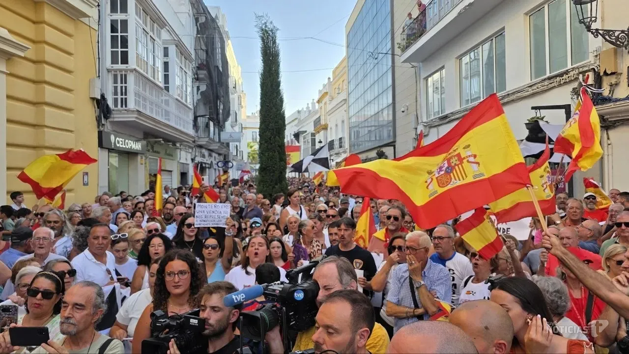 Chiclana se vuelca con Ceuta entre abucheos al alcalde durante la concentración