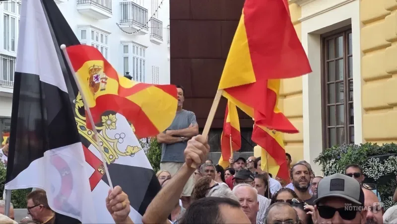 Chiclana se vuelca con Ceuta entre abucheos al alcalde durante la concentración