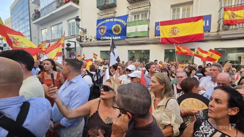 Chiclana se vuelca con Ceuta entre abucheos al alcalde durante la concentración
