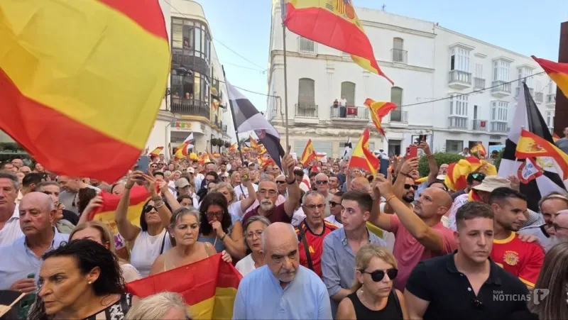 Chiclana se vuelca con Ceuta entre abucheos al alcalde durante la concentración