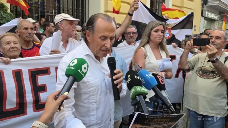 Chiclana se vuelca con Ceuta entre abucheos al alcalde durante la concentración