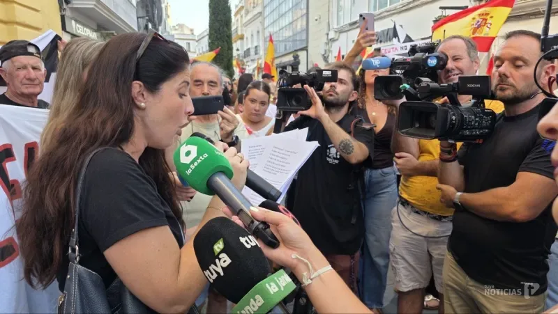Chiclana se vuelca con Ceuta entre abucheos al alcalde durante la concentración
