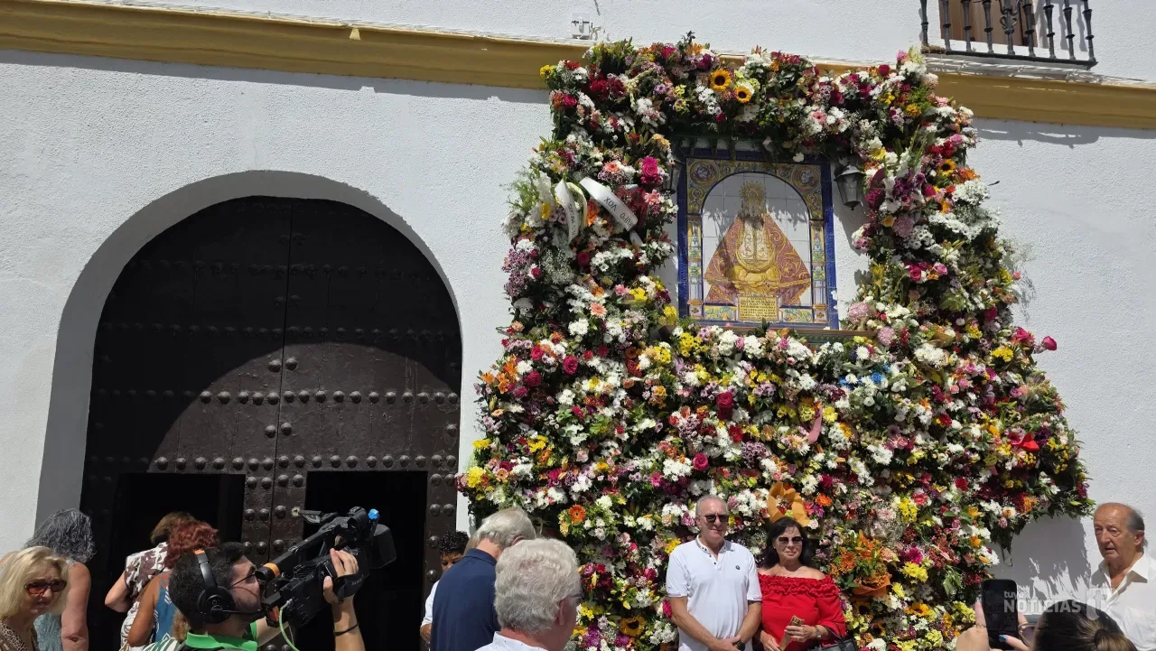Chiclana rinde homenaje a la Virgen de los Remedios con una multitud en la ofrenda floral