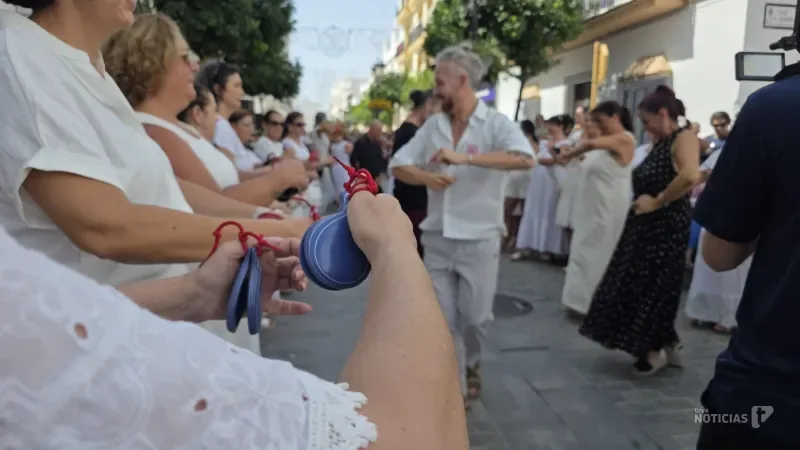 Chiclana rinde homenaje a la Virgen de los Remedios con una multitud en la ofrenda floral