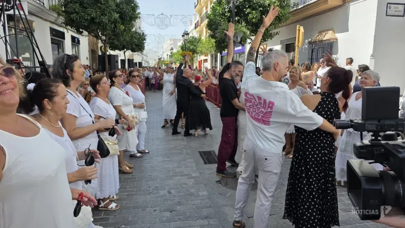 Chiclana rinde homenaje a la Virgen de los Remedios con una multitud en la ofrenda floral