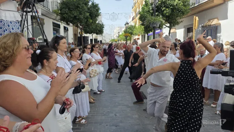 Chiclana rinde homenaje a la Virgen de los Remedios con una multitud en la ofrenda floral