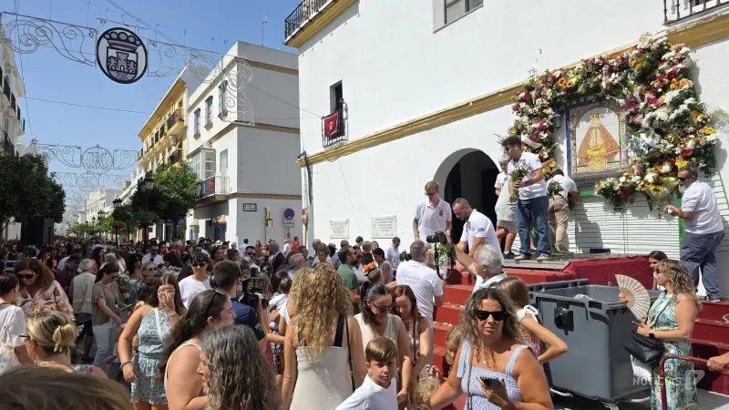 Chiclana rinde homenaje a la Virgen de los Remedios con una multitud en la ofrenda floral