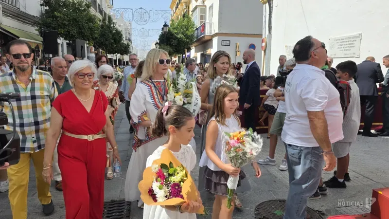Chiclana rinde homenaje a la Virgen de los Remedios con una multitud en la ofrenda floral