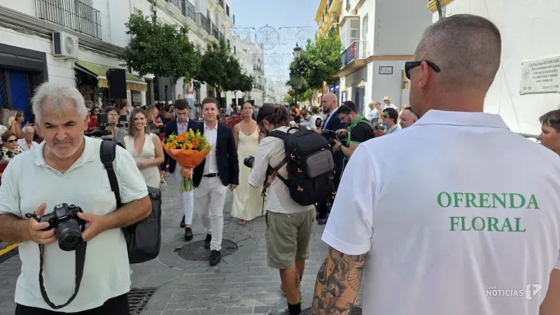 Chiclana rinde homenaje a la Virgen de los Remedios con una multitud en la ofrenda floral