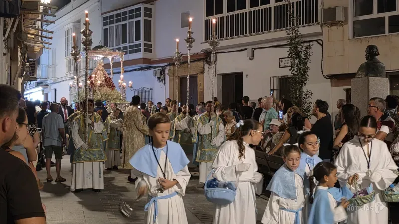 Chiclana acompaña masivamente a la Virgen de los Remedios en procesión