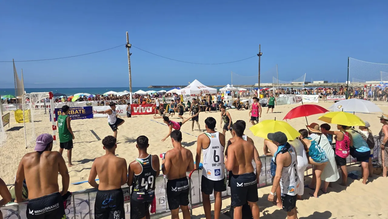 Barbate celebra el XVIII Torneo Recortes de Mojama de balonmano playa