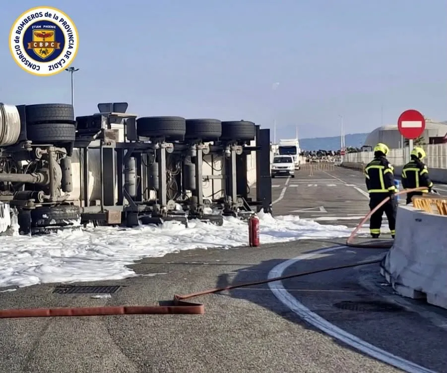 Aparatoso accidente de un camión cisterna con dióxido de carbono en Algeciras