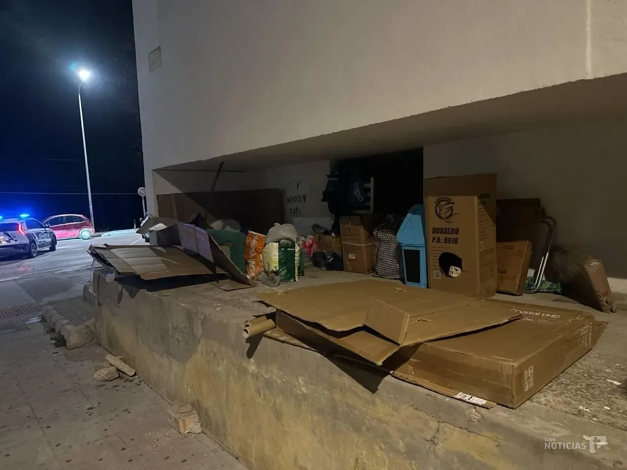 Policía Local y Limpieza Viaria retiran un asentamiento ilegal en Barbate