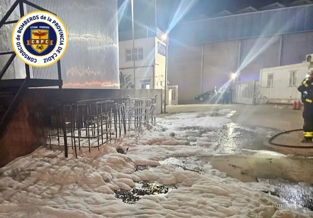 Bomberos extinguen un incendio en los depósitos de una empresa en la Zona Franca de Cádiz