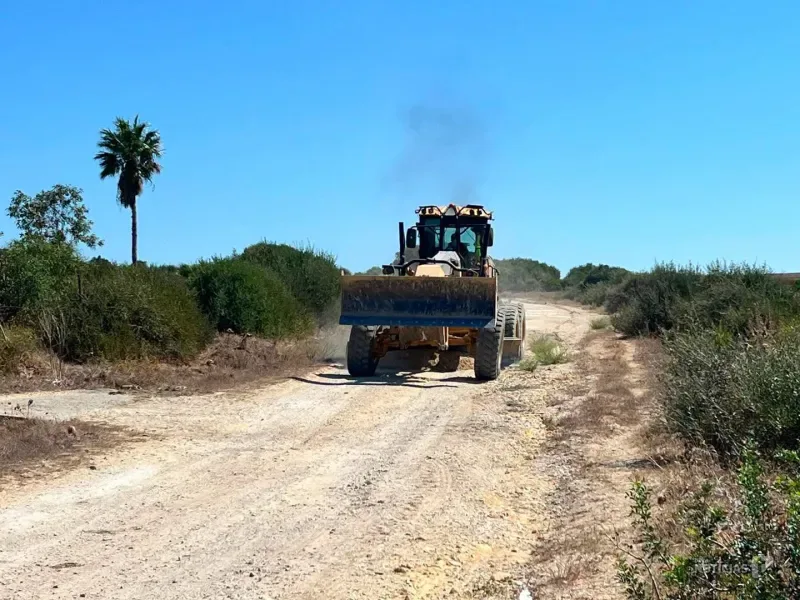 Vejer trabaja en sus caminos rurales