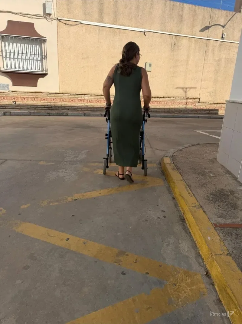 Una camarera de piso con fibromialgia regresa al trabajo con andador tras casi dos años de baja