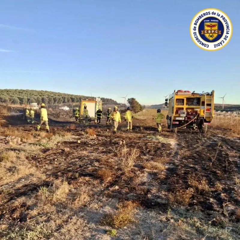 Controlado un incendio de vegetación en la CA-4107 a la altura de las plantas fotovoltaicas de Arcos