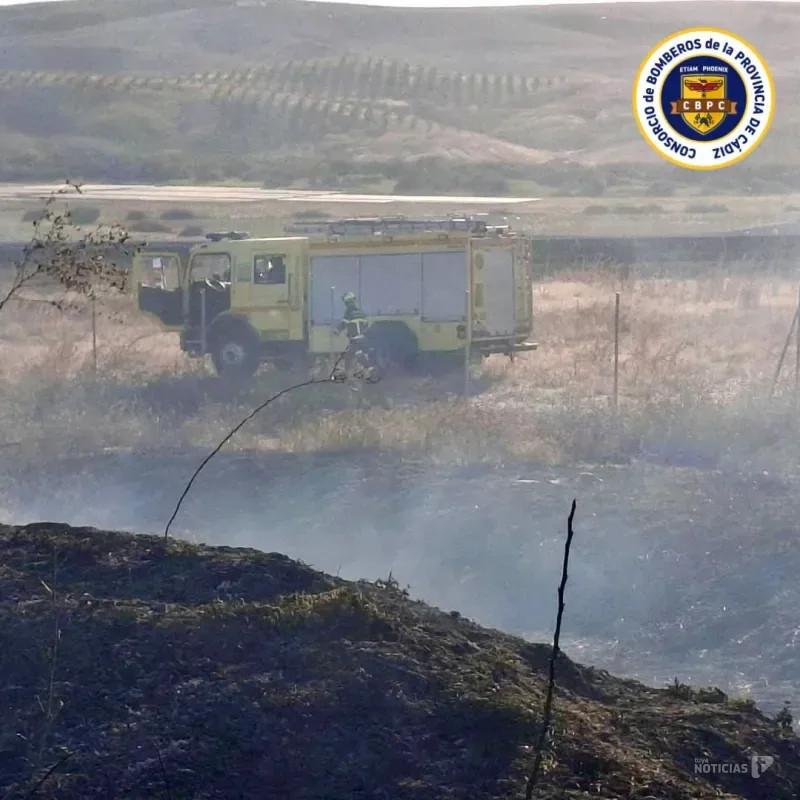 Controlado un incendio de vegetación en la CA-4107 a la altura de las plantas fotovoltaicas de Arcos