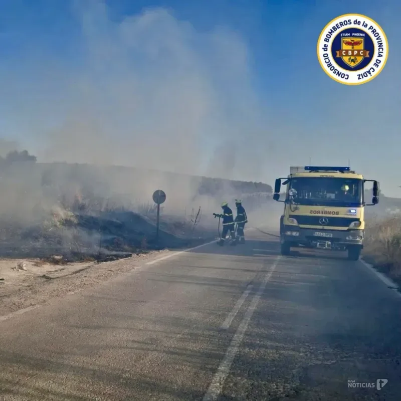 Controlado un incendio de vegetación en la CA-4107 a la altura de las plantas fotovoltaicas de Arcos