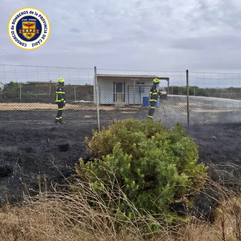 Un incendio de pastos en San Isidro del Guadalete afecta a 2 hectáreas y amenaza viviendas prefabricadas