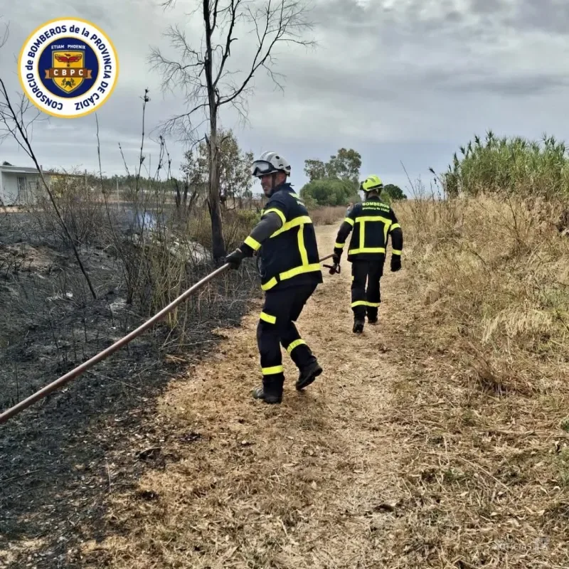 Un incendio de pastos en San Isidro del Guadalete afecta a 2 hectáreas y amenaza viviendas prefabricadas