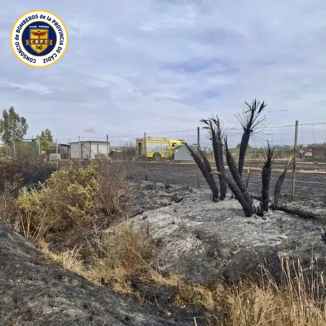 Un incendio de pastos en San Isidro del Guadalete afecta a 2 hectáreas y amenaza viviendas prefabricadas