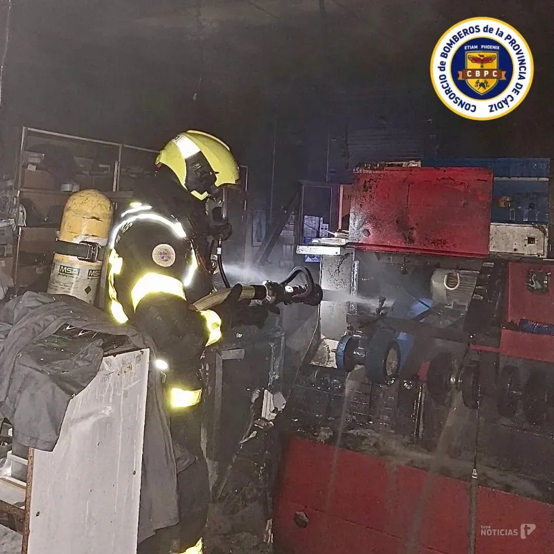 Un incendio en un local comercial de Sanlúcar obliga a desalojar a los vecinos