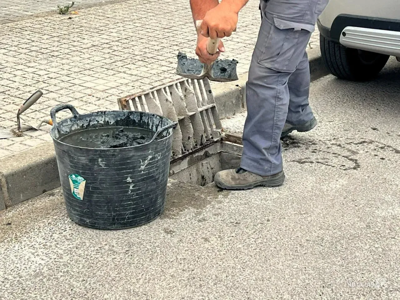 Servicios Municipales continúa la campaña de limpieza de husillos e imbornales en Vejer