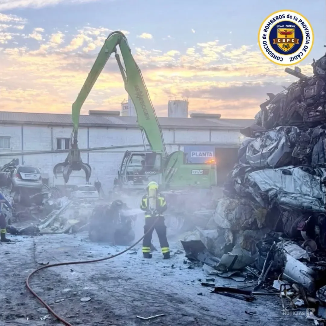 Los bomberos de Chiclana controlan un incendio en una chatarrería en Pelagatos