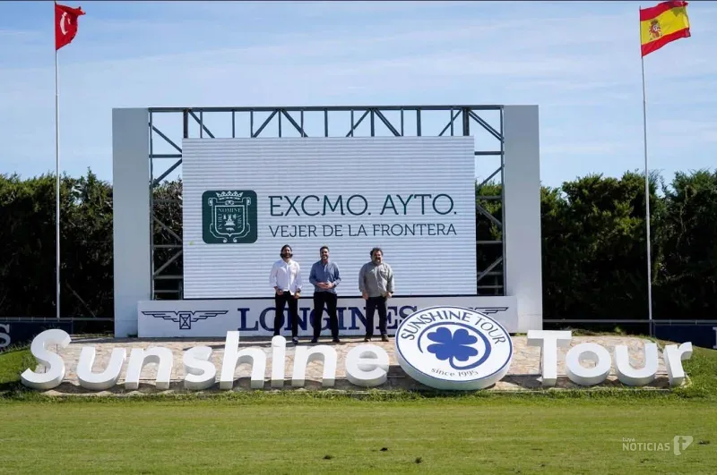 El alcalde, acompañado del delegado de deportes y el de seguridad, encargados de entregar los premios Vejer en esta edición.