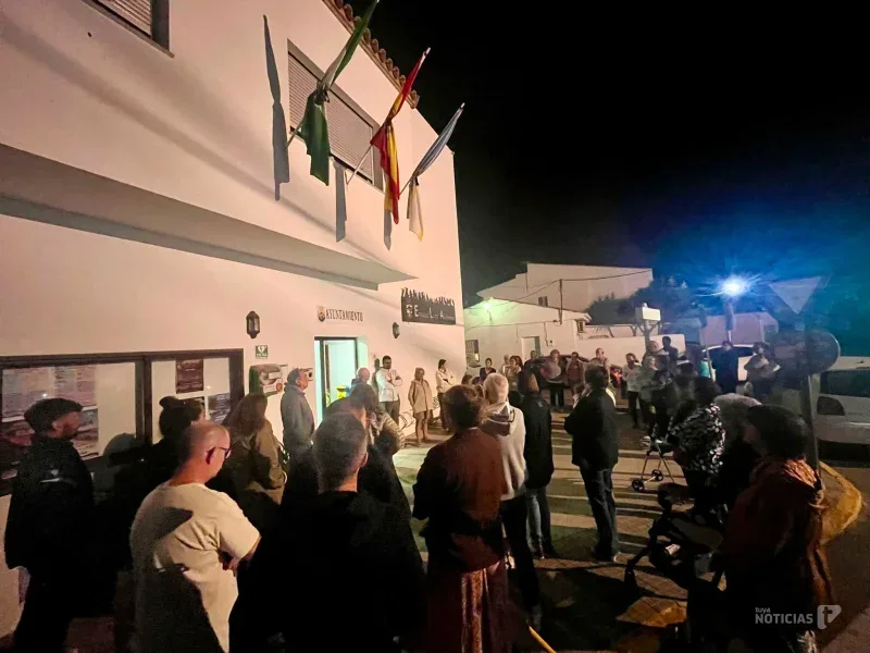 Banderas recogidas en señal de luto en Zahara de los Atunes durante el minuto de silencio