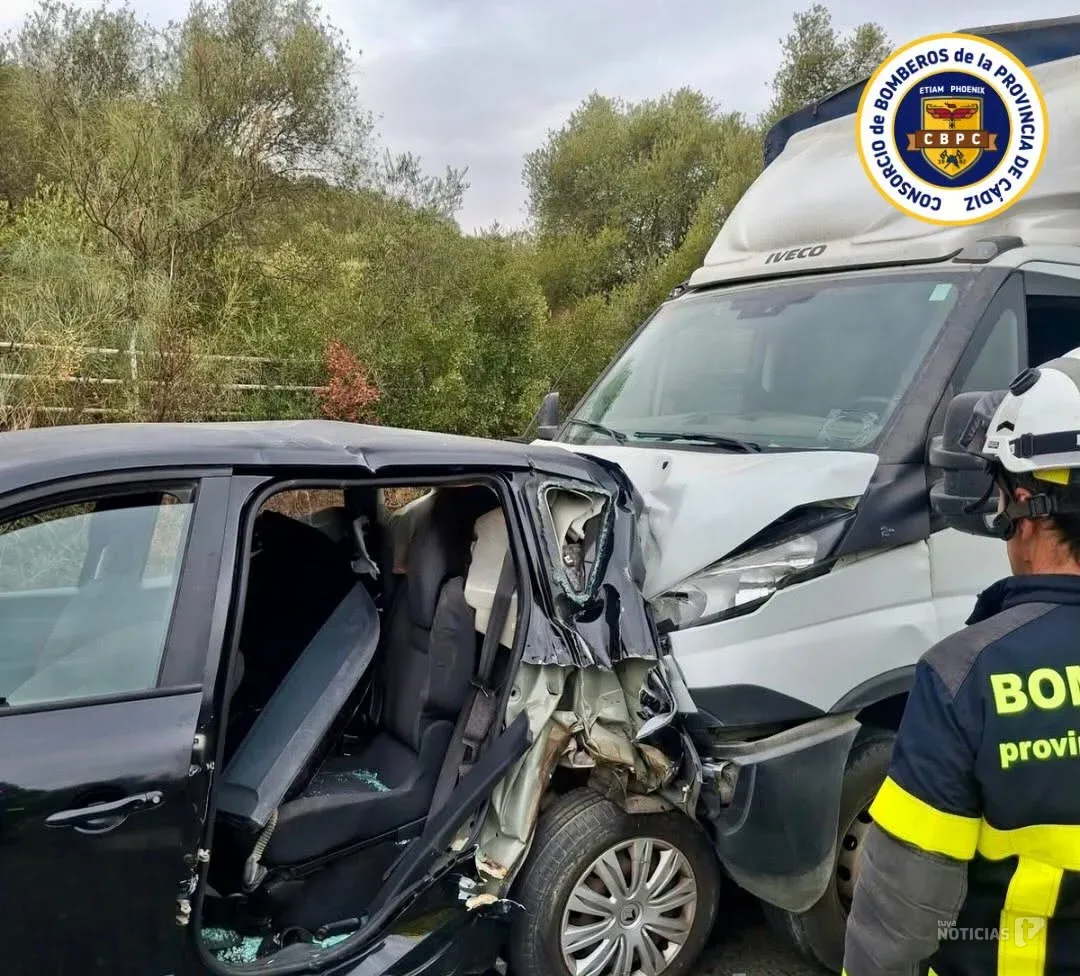 Accidente en la A-373 deja dos personas atrapadas en un turismo