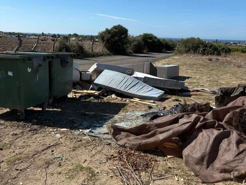 El Ayuntamiento de Vejer retira toneladas de residuos mal depositados en El Palmar