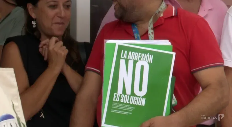 Conil se concentra contra las agresiones al personal sanitario tras el ataque a un médico