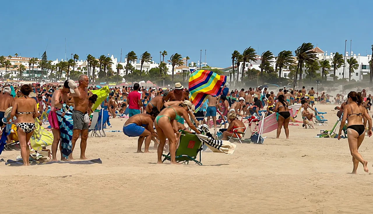 Arena, viento y desconcierto en la Bahía de Cádiz