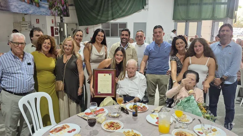Andres y su familia junto al alcalde en el momento del homenaje
