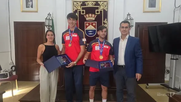Barbate recibe a sus campeones del mundo de balonmano playa universitario