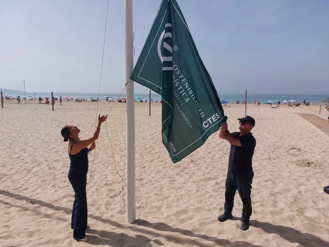 Barbate renueva su apuesta por un turismo sostenible con la Bandera S en tres de sus playas