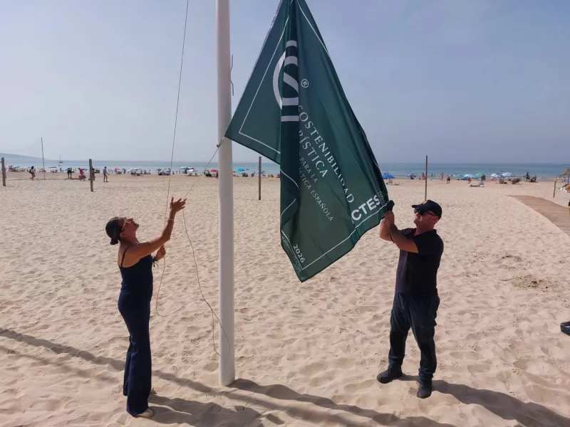 Barbate renueva su apuesta por un turismo sostenible con la Bandera S en tres de sus playas