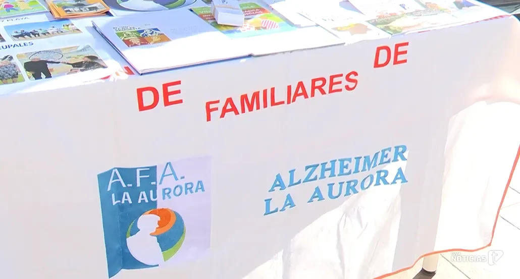 El alcalde de Chiclana visita la mesa informativa por el Día Mundial del Alzheimer