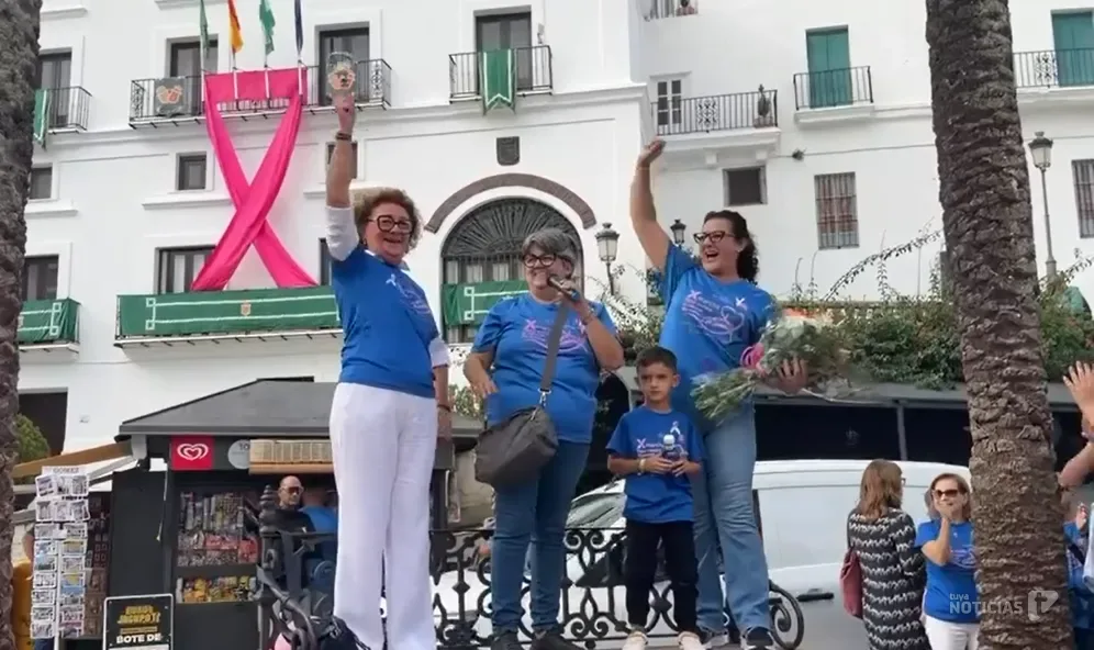 Una vejeriega celebra su victoria contra el cáncer de mama tocando la campana de la esperanza