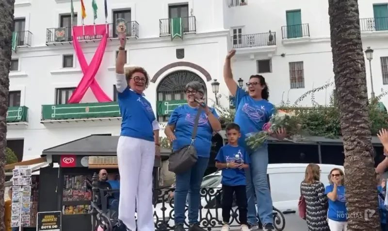 Una vejeriega celebra su victoria contra el cáncer de mama tocando la campana de la esperanza