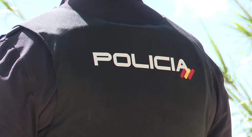 La Policía Nacional salva a un hombre que intentaba precipitarse desde un octavo piso en Algeciras